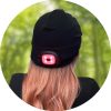 Fehér és piros LED lámpákkal ellátott sapka - funkcionális